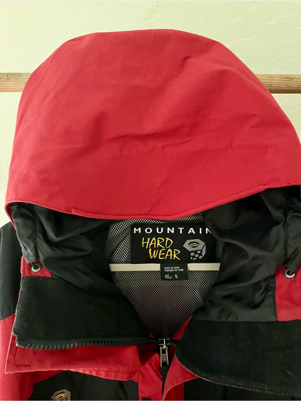 Mountain Hardwear Men’s Red and Black Waterproof Hooded Snow Jacket - Picture 7 of 13